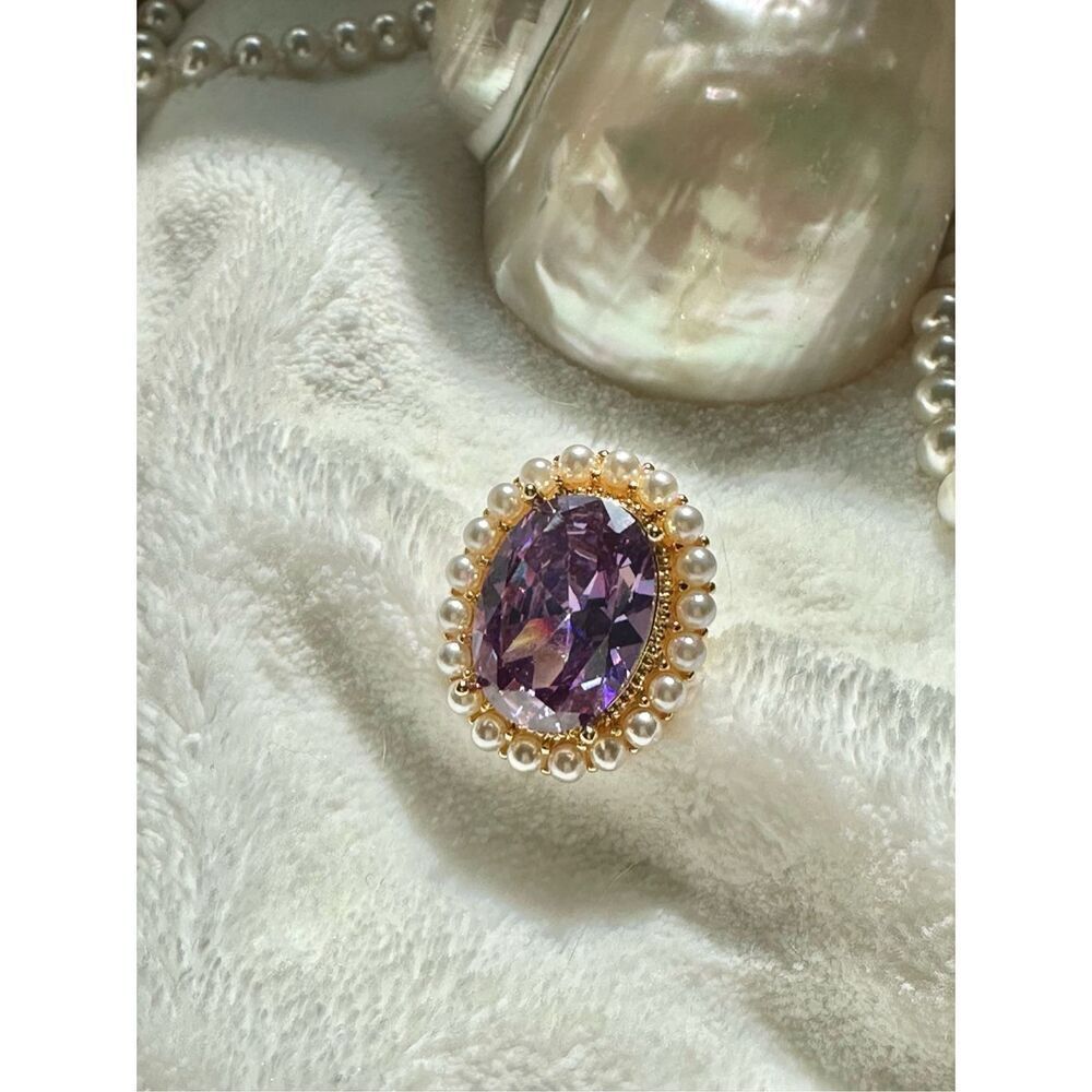Gorgeous lavender oval cut cubic zirconia adjustable cocktail ring with faux pea - Picture 8 of 14